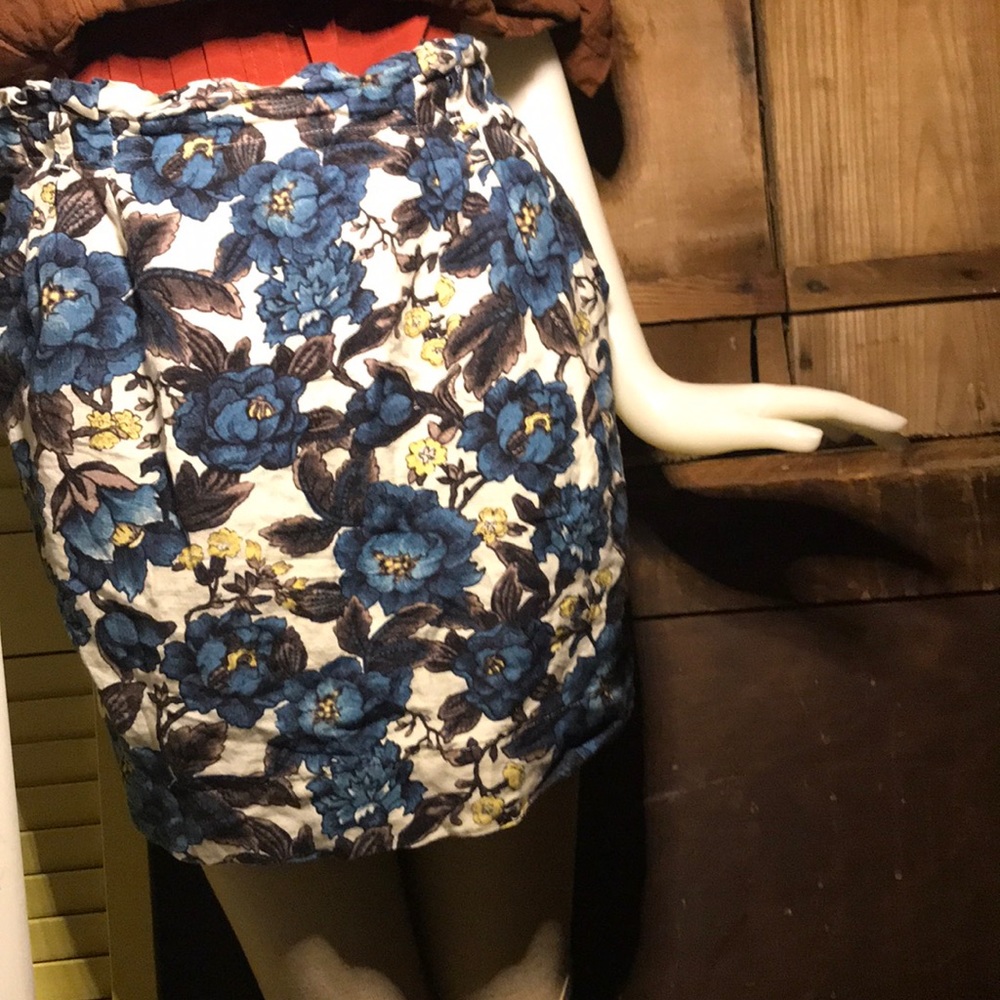Ann Taylor LOFT- Floral skirt with pockets!